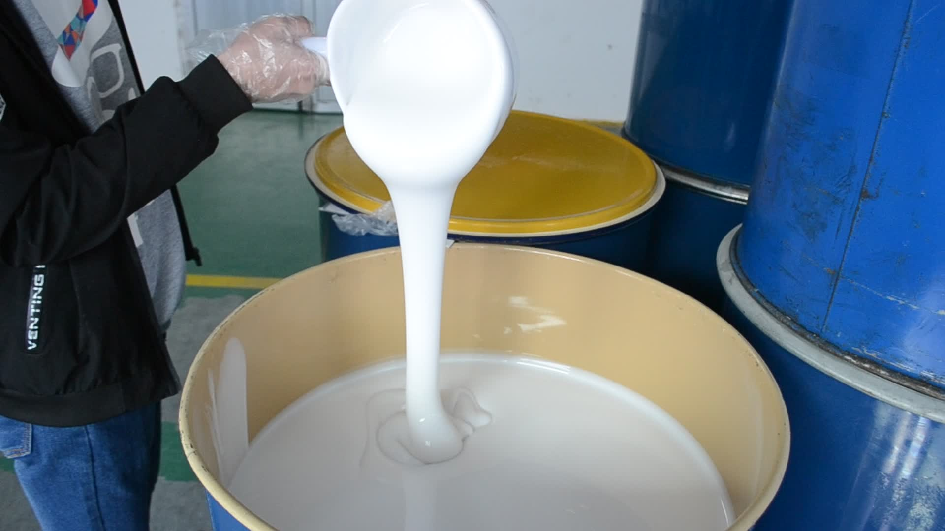 選購模具硅膠如何適應(yīng)小批量與大批量生產(chǎn)的靈活需求？